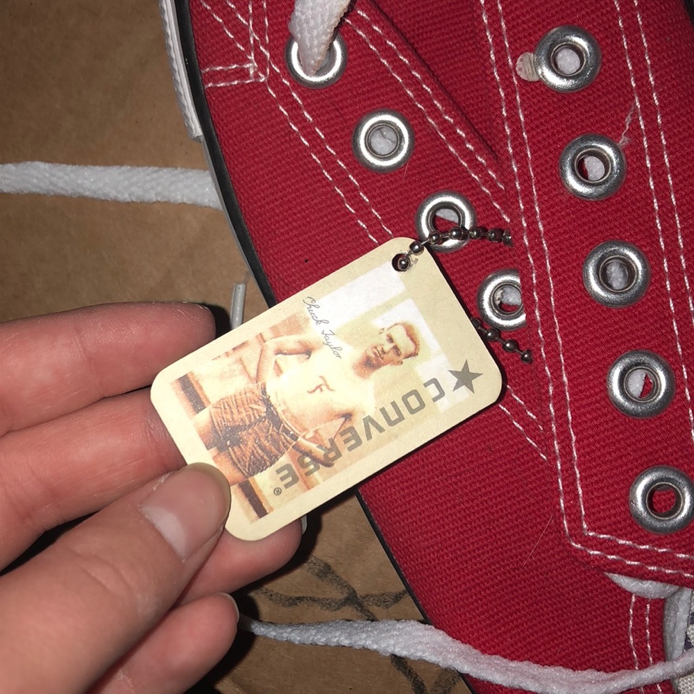Red converse - Picture 2 of 6